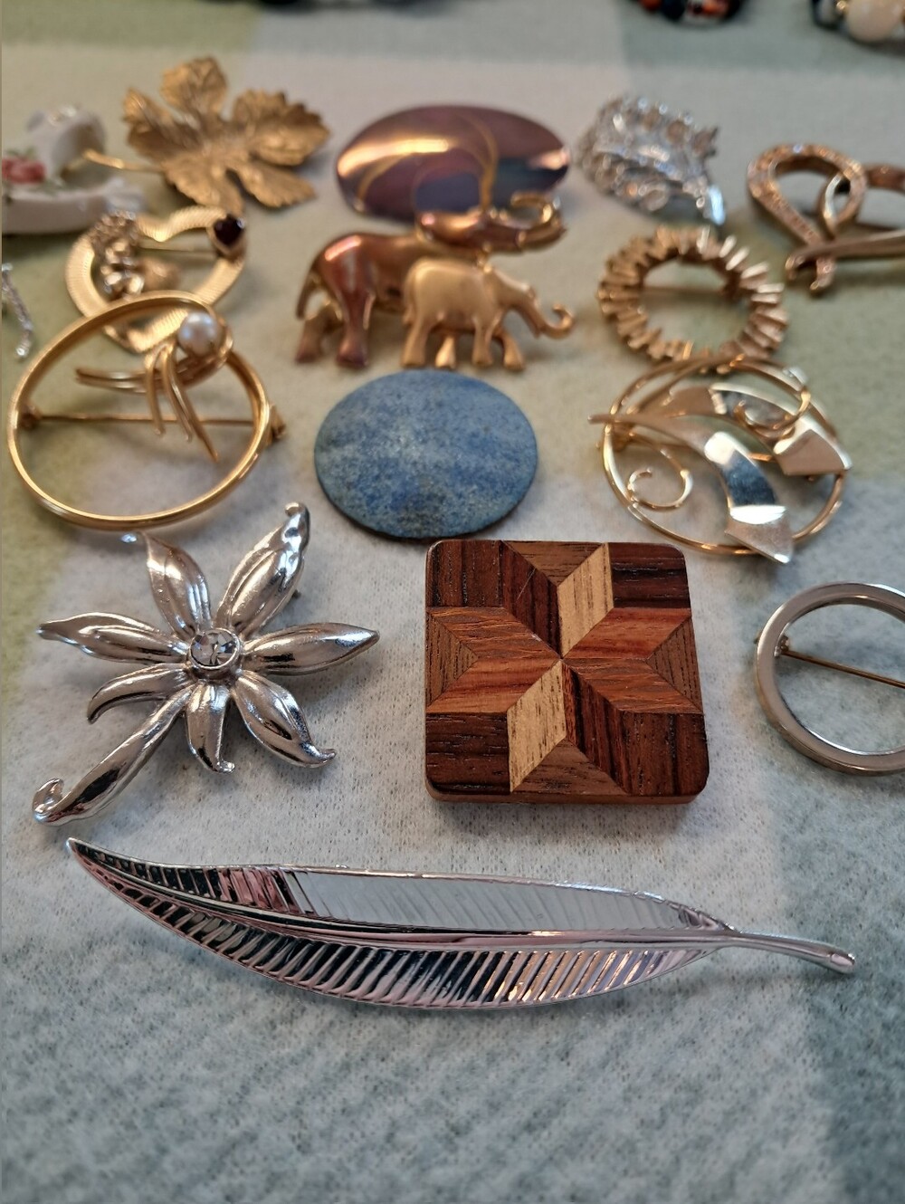 Brooches Vintage Costume Jewelry Lot Elephant Heart Feather Leaf - Picture 6 of 13